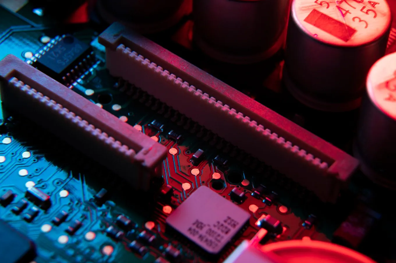 Крупные технологические компании конкурируют за ограниченные объемы DRAM и HBM
