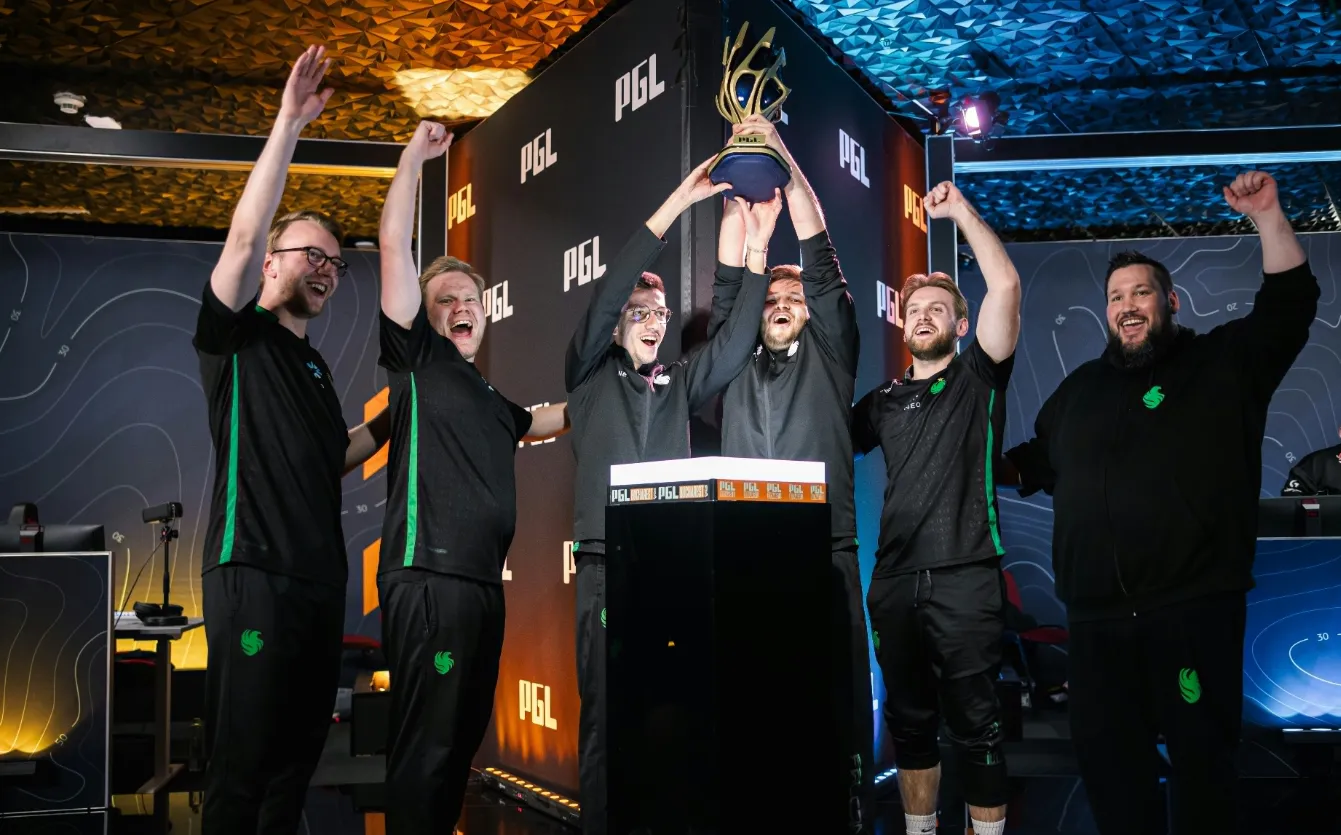 Falcons с трофеем PGL Bucharest 2025