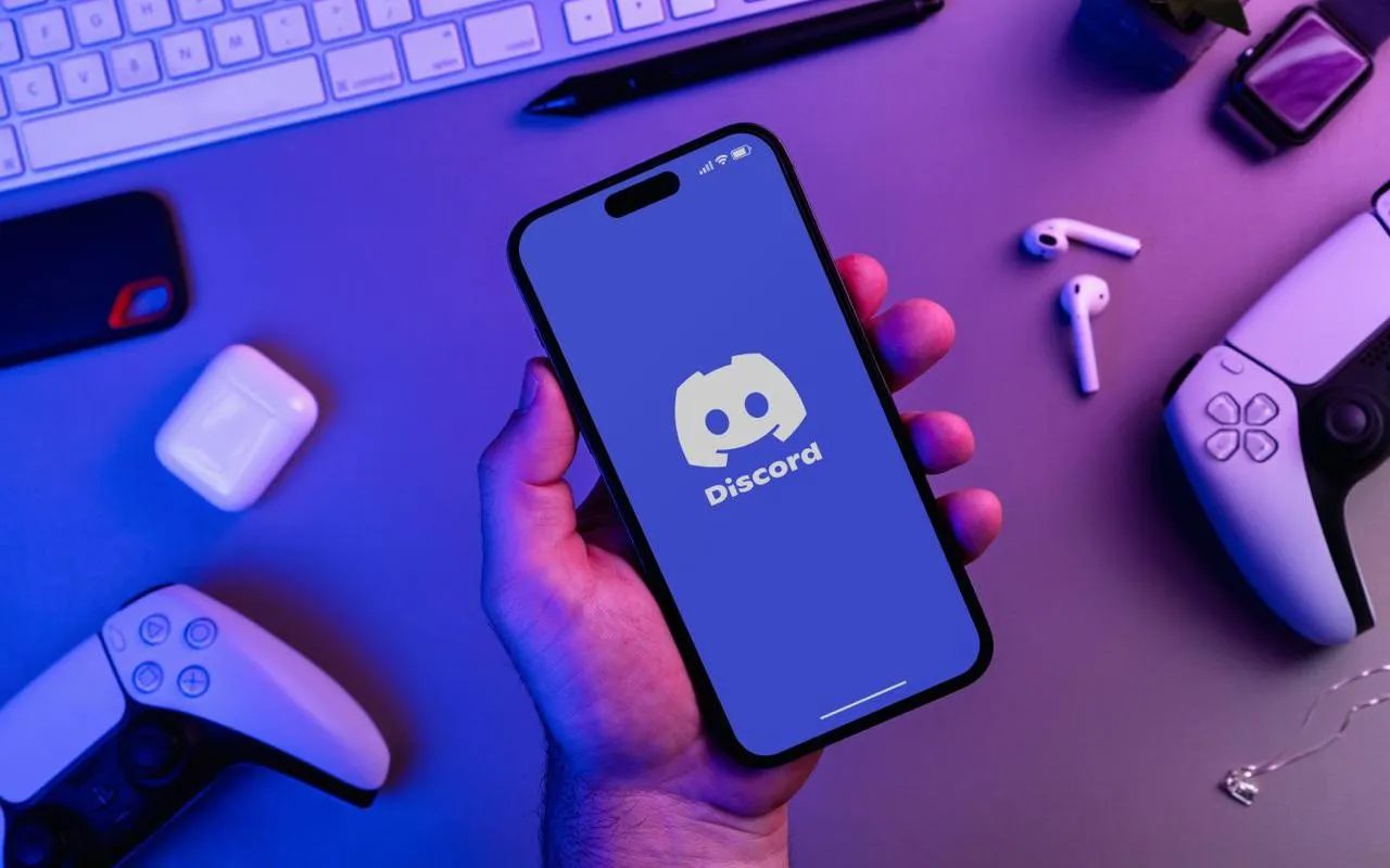 Discord должен удалить все материалы, которые были признаны экстремистскими или запрещенными в России, а также принимать меры, чтобы они больше не появлялись в мессенджере