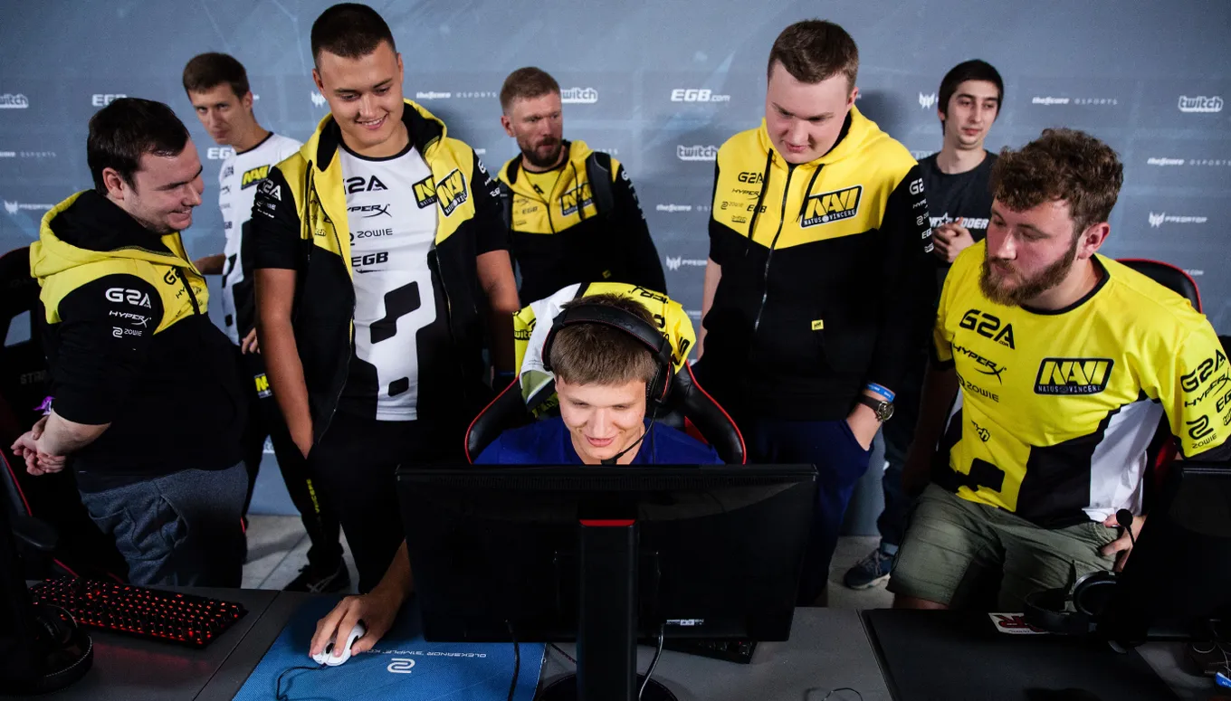 GuardiaN, seized, flamie, Edward, s1mple (на заднем плане: starix и Ugin)