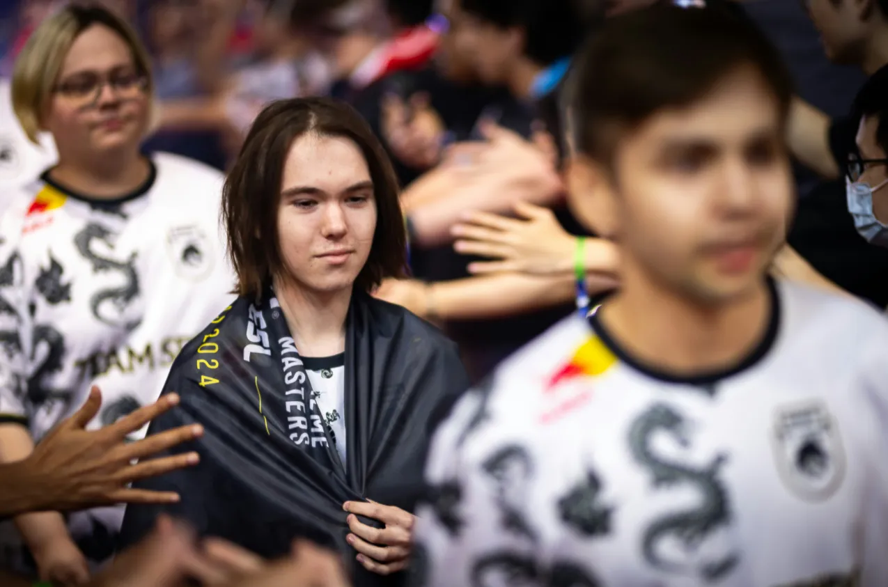 Spirit выходит на сцену перед полуфиналом против Vitality на IEM Dallas 2024