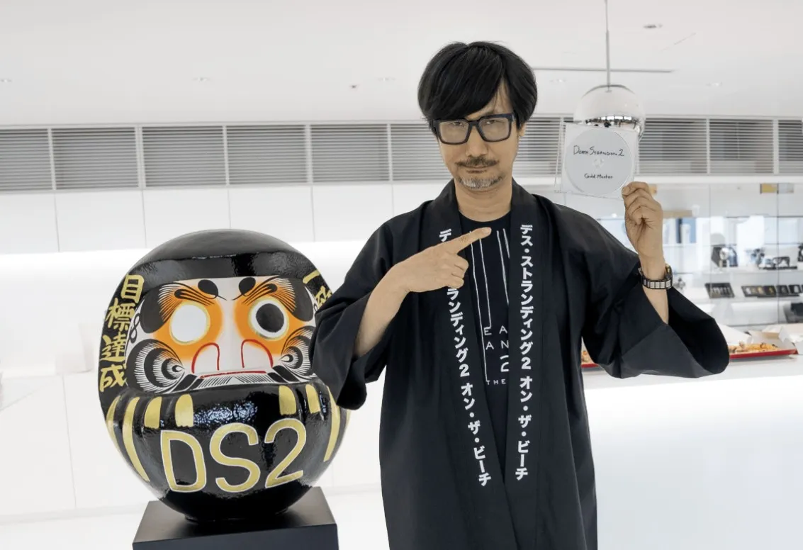 Хидео Кодзима с диском Death Stranding 2: On The Beach