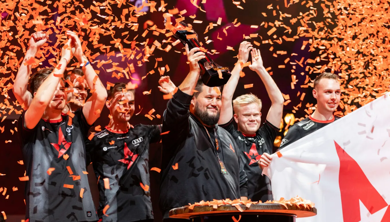 «Золотой состав» Astralis после победы на Faceit Major: dupreeh, Xyp9x, device, zonic (тренер), Magisk и gla1ve