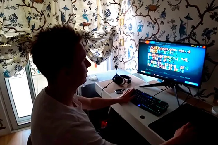 Александр Головин играет в Dota 2
