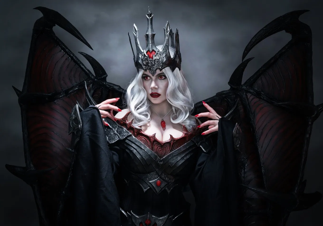 Косплей-звезда Cinderys воссоздала впечатляющий образ Графини из Diablo Immortal