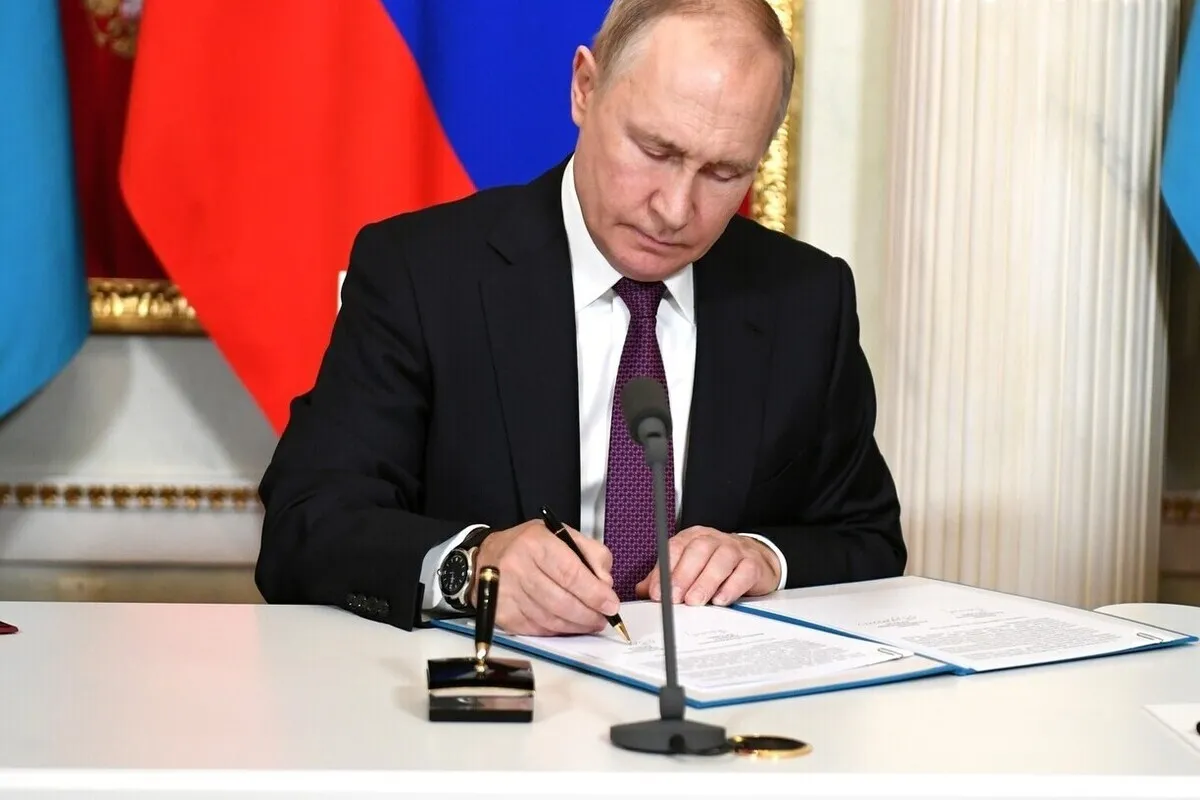 Подписание президентом России Владимиром Путиным станет последним шагом перед вступлением закона в силу