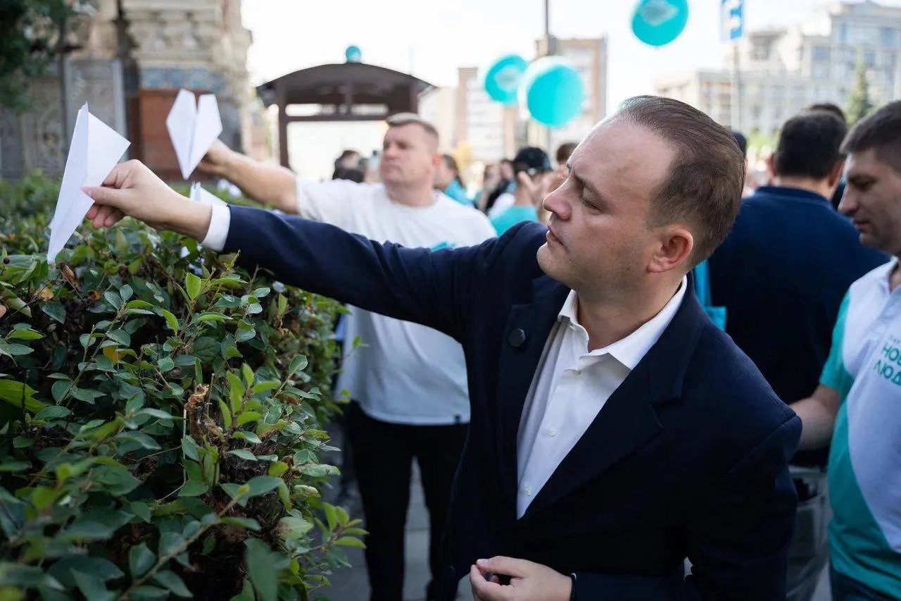 Владислав Даванков на акции в рамках поддержки Павла Дурова*