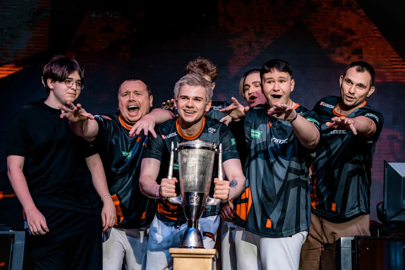 Кирилл Magnojez Роднов (слева) вместе с FORZE