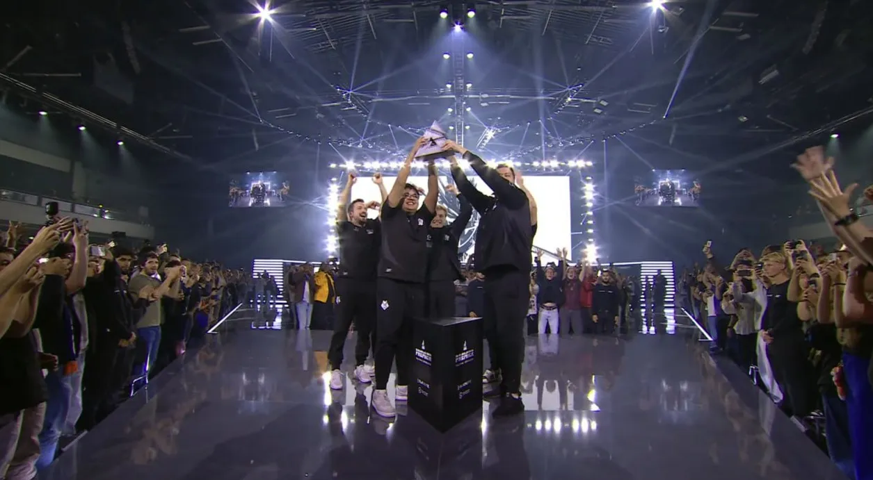 Момент поднятия трофея BLAST Premier: Fall Final 2024