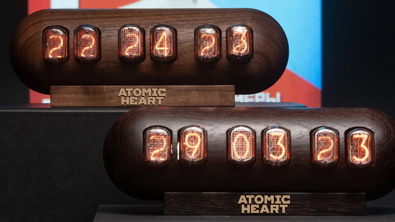 Ламповые часы «Капсула» в стилистике Atomic Heart