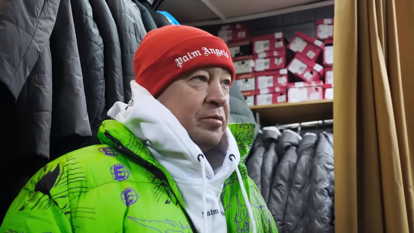 Слуцкий в куртке с аниме-принтом