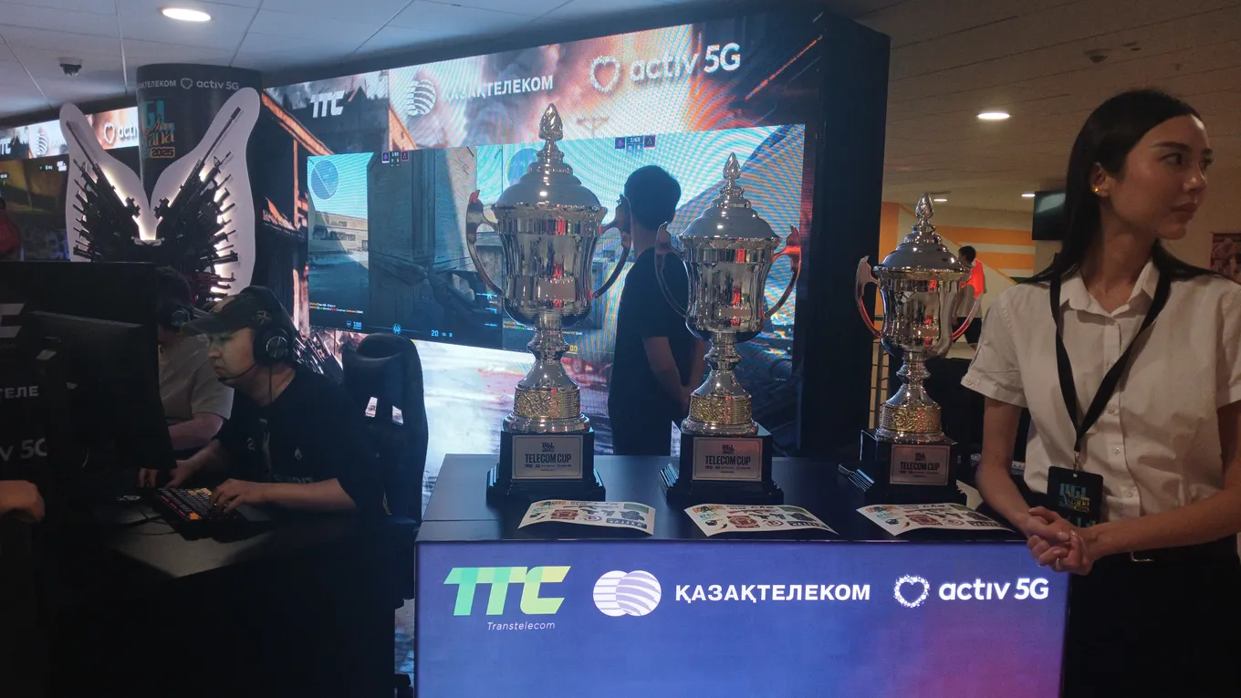 Трофеи за турнир от «Казахтелеком»