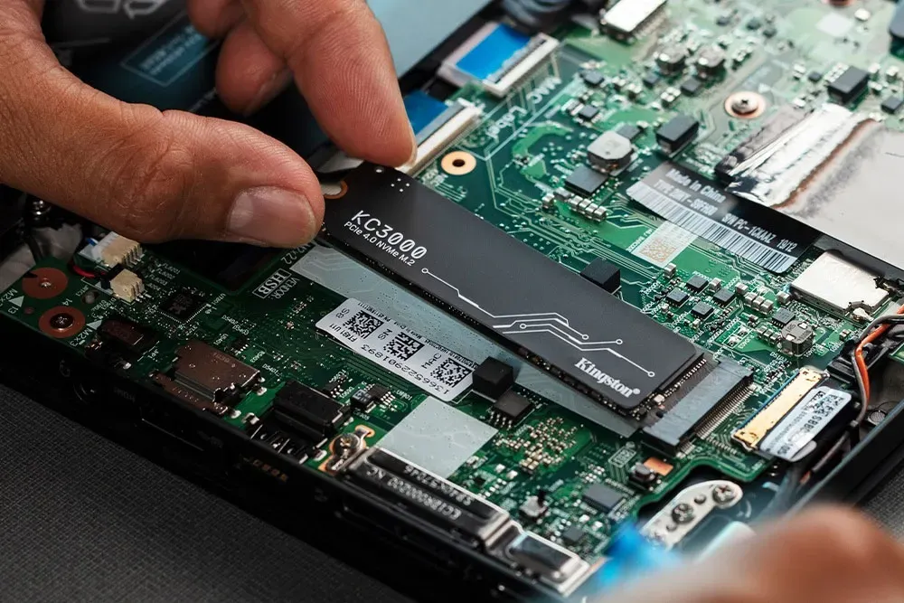 Отбирать SSD для ноутбука стоит с опорой на соотношение цены с ёмкостью, форм-фактором, скоростью чтения, записи и основными параметрами, включая энергопотребление и теплоотдачу