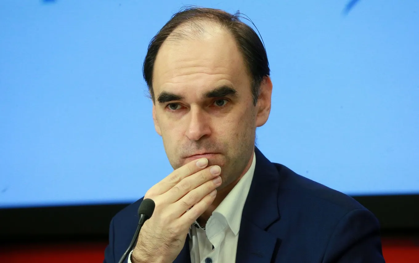 Генеральный директор Telecom Daily Денис Кусков отмечает, что вместо решения вопроса идёт «раскачивание лодки»