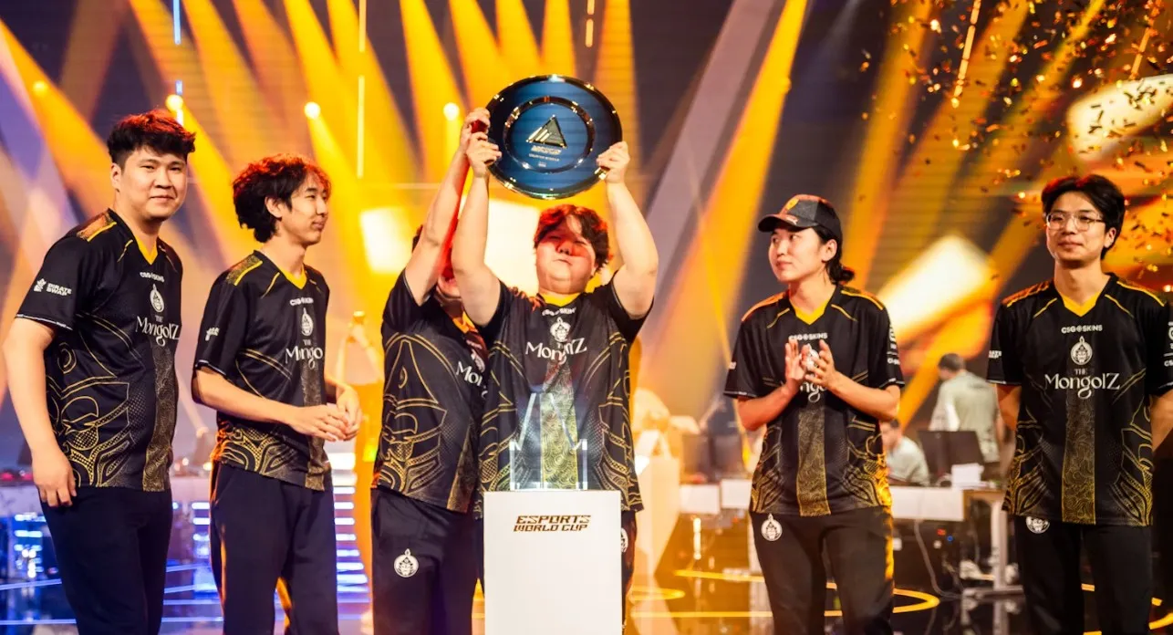 Поднятие кубка на Esports World Cup 2025 по CS2
