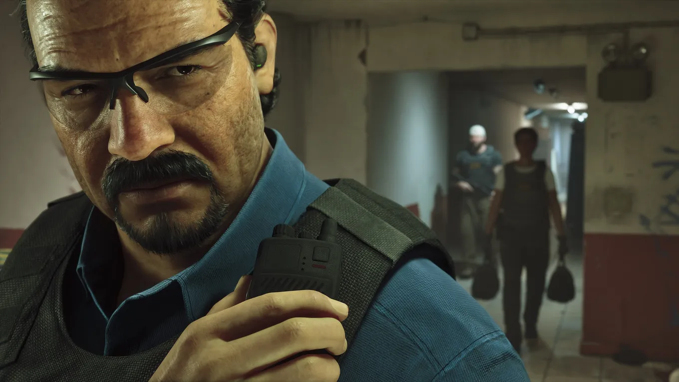 Полицейский в бронежилете с рацией в GTA 6