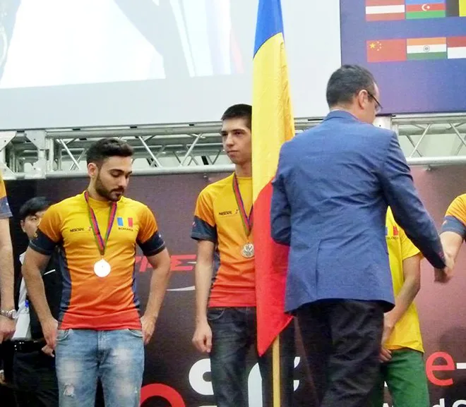 w33