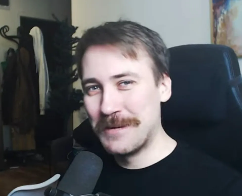 DeadP47 совместно с другим участником YouTube-сообщества специально создал образ подставного инсайдер