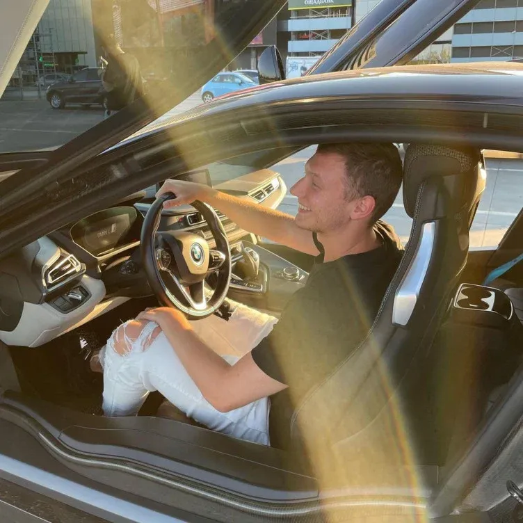 Роман Resolut1on Фоминок и BMW i8