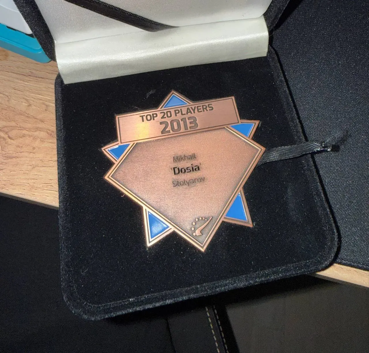 Представители HLTV передали Dosia две памятные награды