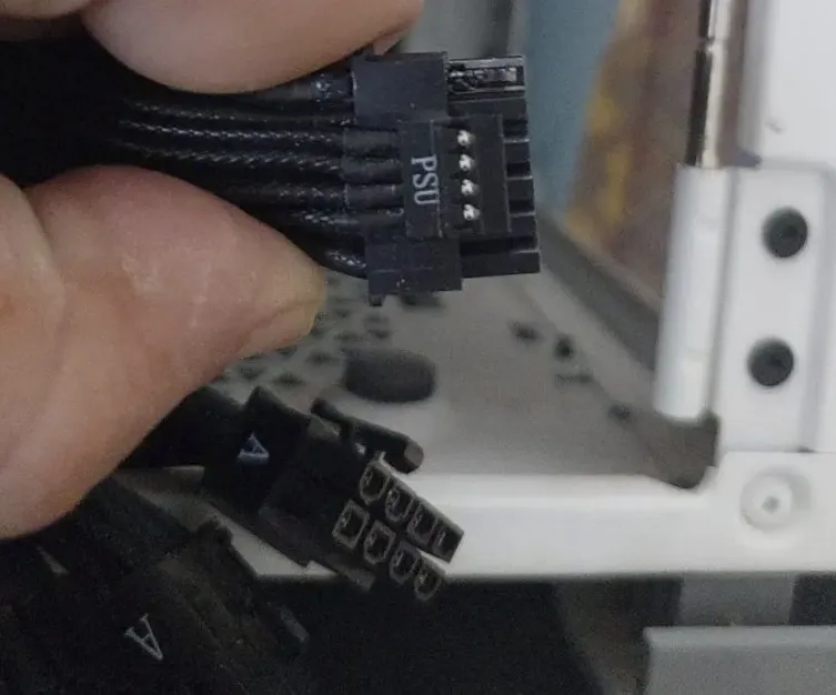 Расплавленный кабель GeForce RTX 5080