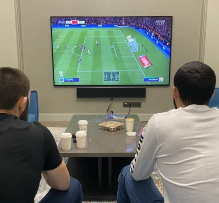 Хабиб Нурмагомедов играет в FIFA против бойца MMA Ислама Мамедова
