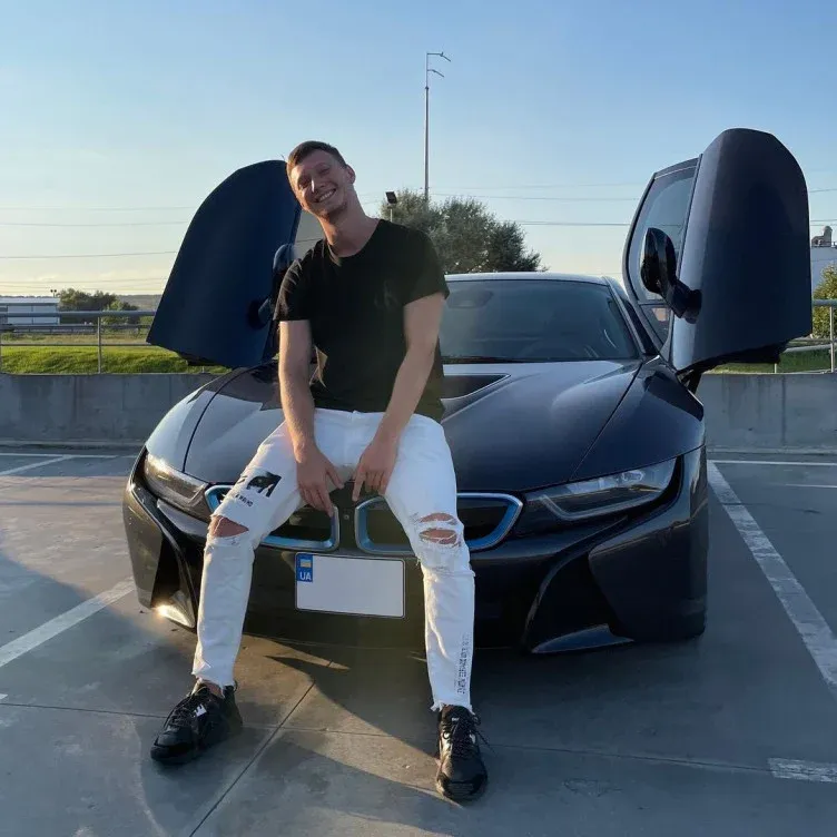 Роман Resolut1on Фоминок и BMW i8