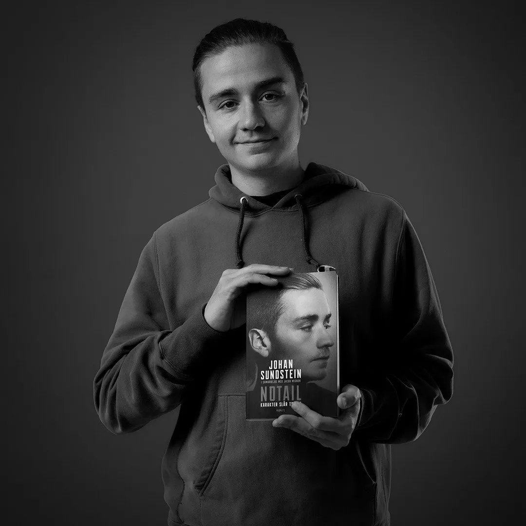 Йохан n0tail Сундштайн со своей книгой
