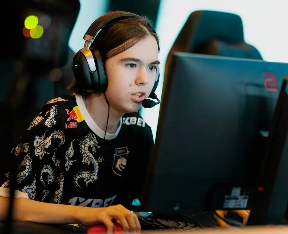 Donk на первой карте в игре за выход на RMR сыграл в рейтинг 2,35