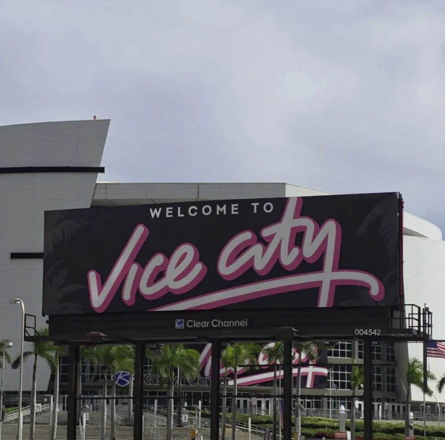 Вдоль американских шоссе стоят билборды «Welcome to Vice City»