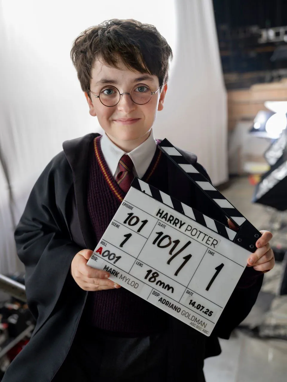 Маклафлин в роли Гарри Поттера на съёмках нового сериала (июль 2025-го)