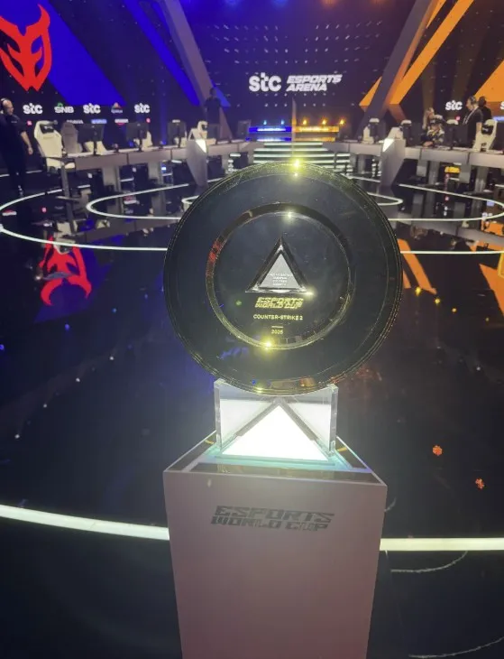 Трофей Esports World Cup 2025