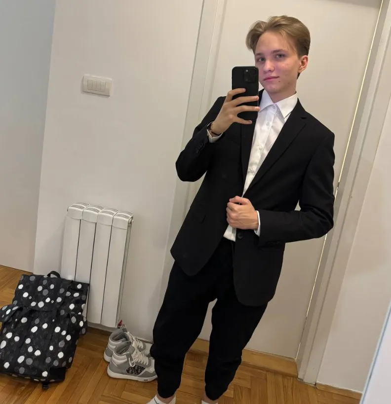 Снайпер G2 является фанатом LV и Dior. У него даже есть рюкзак The Louis Vuitton x Yayoi Kusama Christopher за 380.000 рублей.