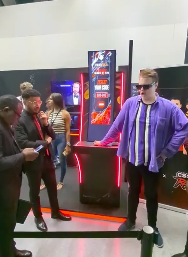 Зритель BLAST.tv Paris Major 2023 рядом с автоматом G2 