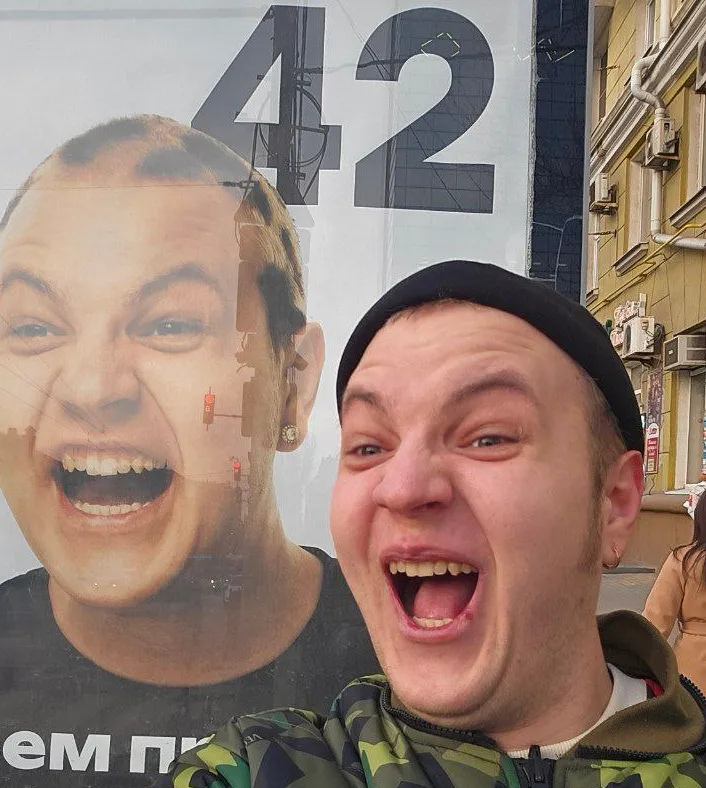 Кирилл 5opka Баранов – создатель мема «42, братуха» рядом с рекламой себя и своего числа в Ростове