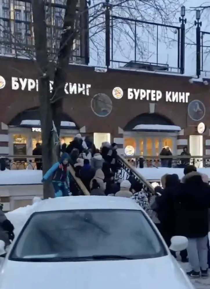 Ажиотаж в петербургском Burger King после запуска набора «РоБокс»