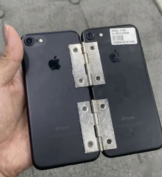 Энтузиаст скрепил два IPhone металлическими петлями