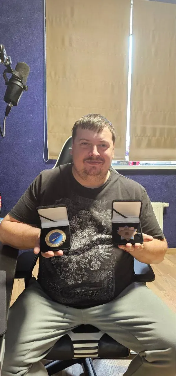 Представители HLTV передали Dosia две памятные награды