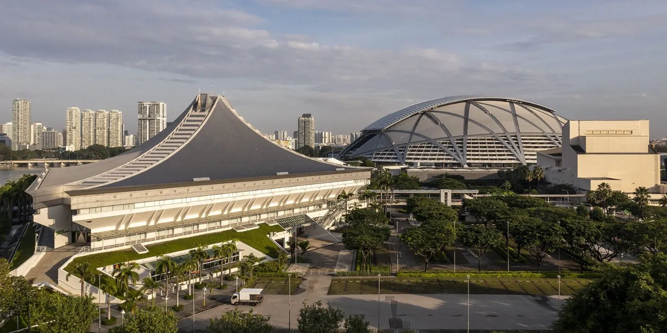 Слева – Singapore Indoor Stadium, где пройдёт PGL Major Singapore 2025. На фоне видны многоэтажные здания Каланга