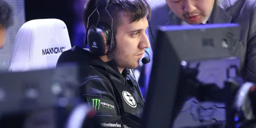 Arteezy заболел — ему выписали тяжёлые лекарственные препараты