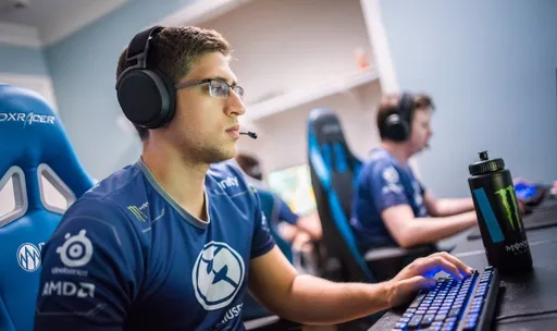 Evil Geniuses и Invictus Gaming одержали верх в стартовых матчах на TI10
