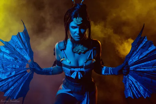 Косплей на принцессу Китану из Mortal Kombat