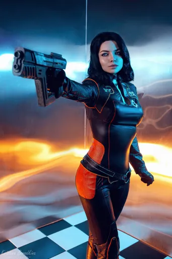 Косплей на Миранду Лоусон из Mass Effect