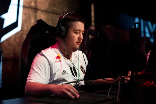 ZywOo вошёл в топ-5 игроков, чей рейтинг больше всего упал после возвращения на LAN