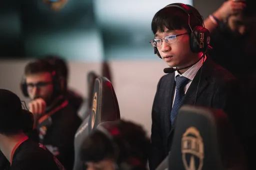 Тренер Royal Never Give Up пропустит Worlds 2021