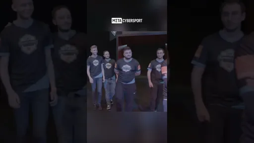 Сломанный кубок на турнире по Counter-Strike