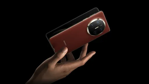 В России предста­вили флагман­ский склад­ной смартфон Huawei Mate X6 за 189 999 ₽