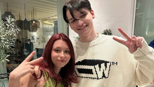 Yatoro, Mira и Miposhka сфотографировались с певицей Дорой