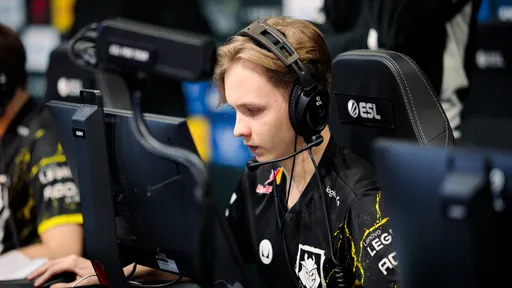 M0NESY сравнил CS2 с CS:GO: будто бы карты меньше стали