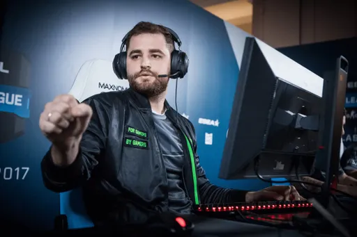 FalleN подарил футболку игроку команды IHC Esports